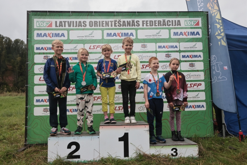 foto a r bērniem uz pjedastāla