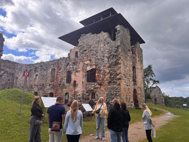 foto ar cilvēkiem pie raunas pilsdrupām 