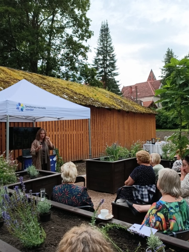 foto ar cilvekiem kas kalusās stāstu 