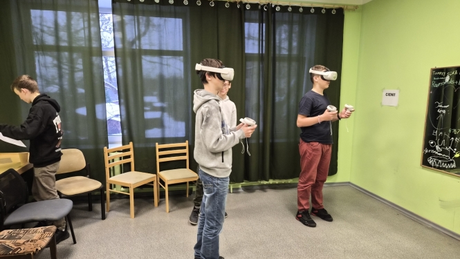 foto ar bērniem lietojot vr brilles