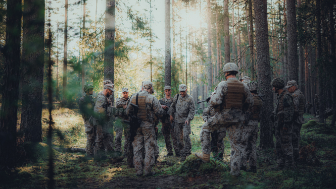foto ar armijniekiem mežā