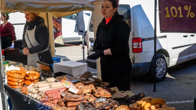 foto ar tirgotāju 