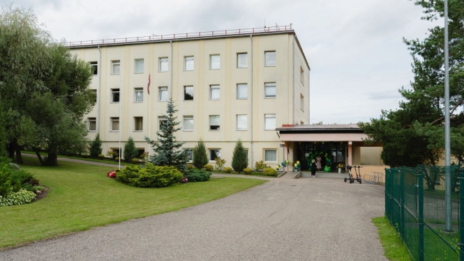 foto ar smiltenes vidusskolas ēku rīgas iela 16c