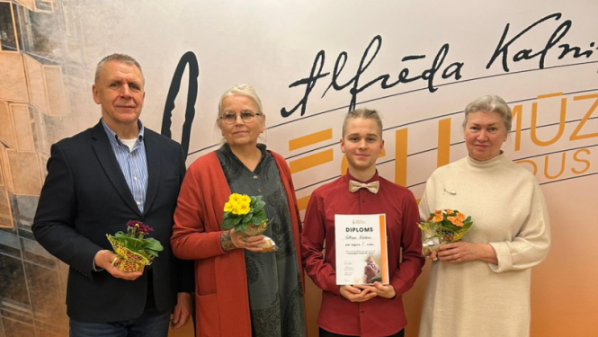 foto ar dalībnieku un žūriju 