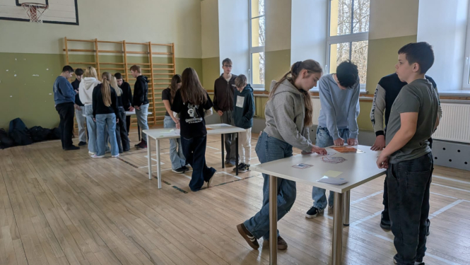 skolēni sporta zālē