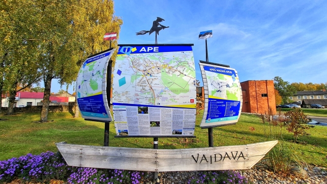 foto  ar kartes stendu 