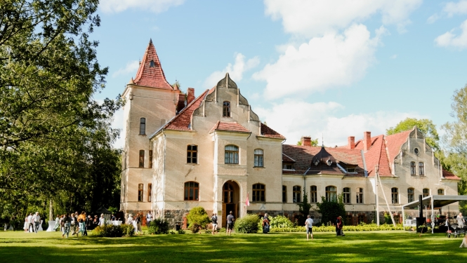 foto ar mēru muižu