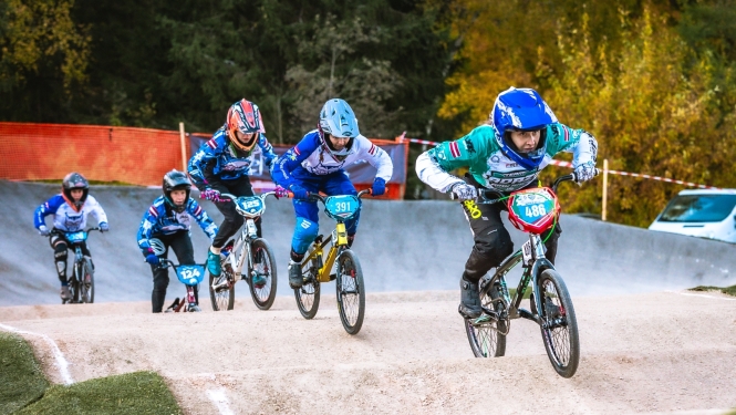 foto ar bmx braucējiem trasē 