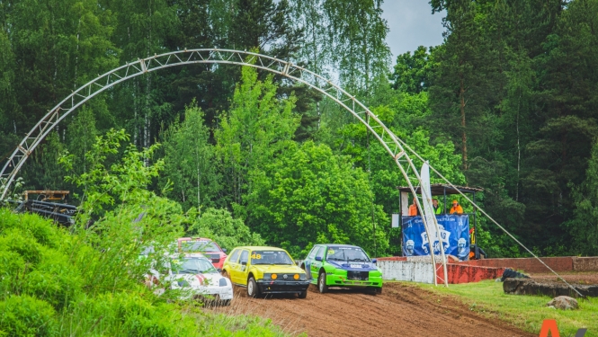 foto ar mašinam rallijā