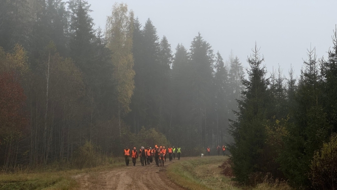 foto ar medniekiem mežā