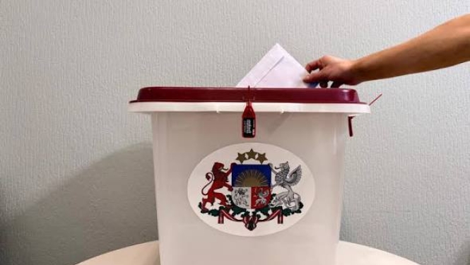 vēlēšanu urna, cilvēks met iekšā aploksni 