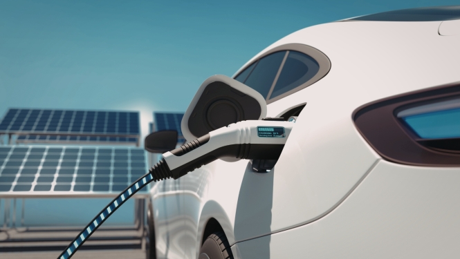 attēls ar elektro auto kurš lādējas 