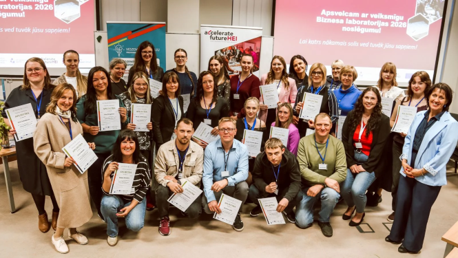 foto ar biznesa laboratorijas dalībniekiem 