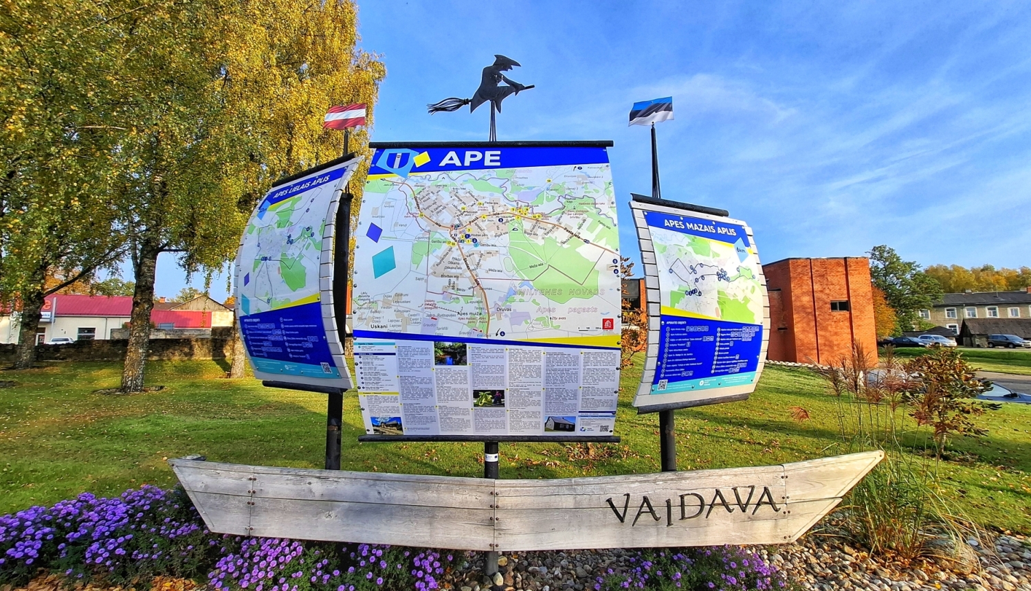 foto  ar kartes stendu 