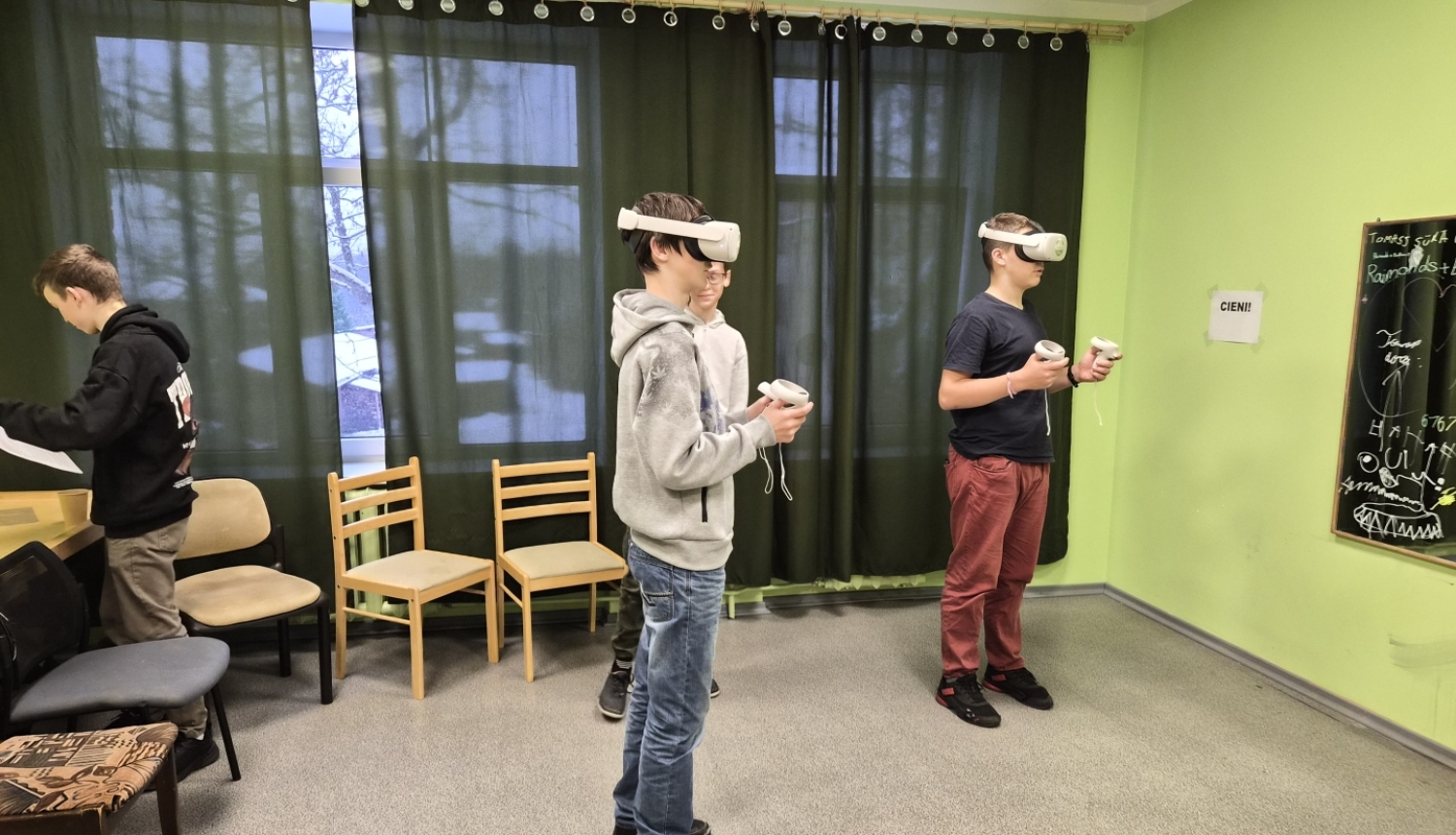 foto ar bērniem lietojot vr brilles