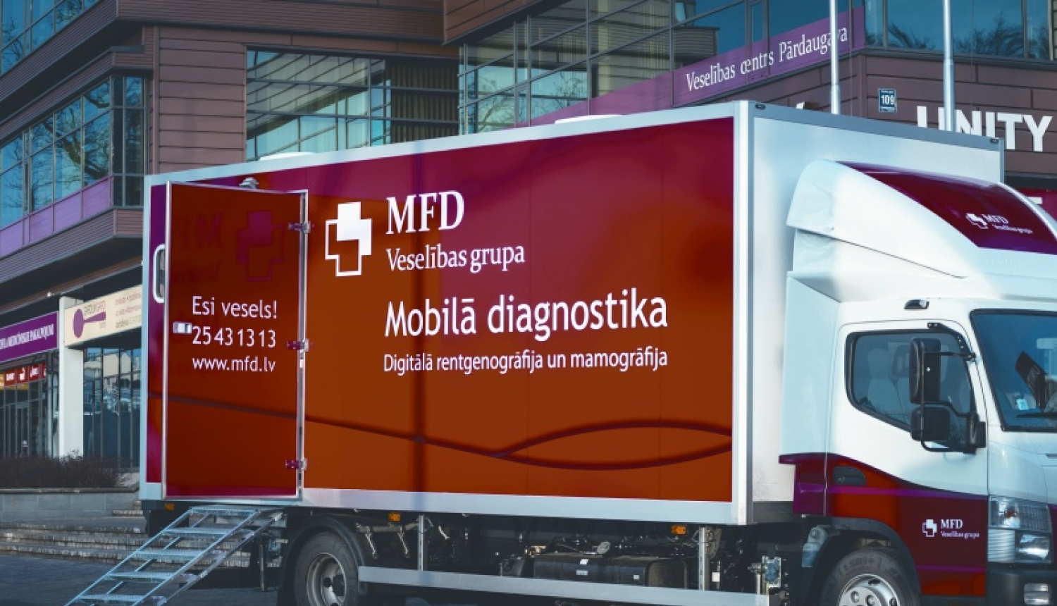 foto ar mfd mobilās diagnostikas busiņu no sāna 