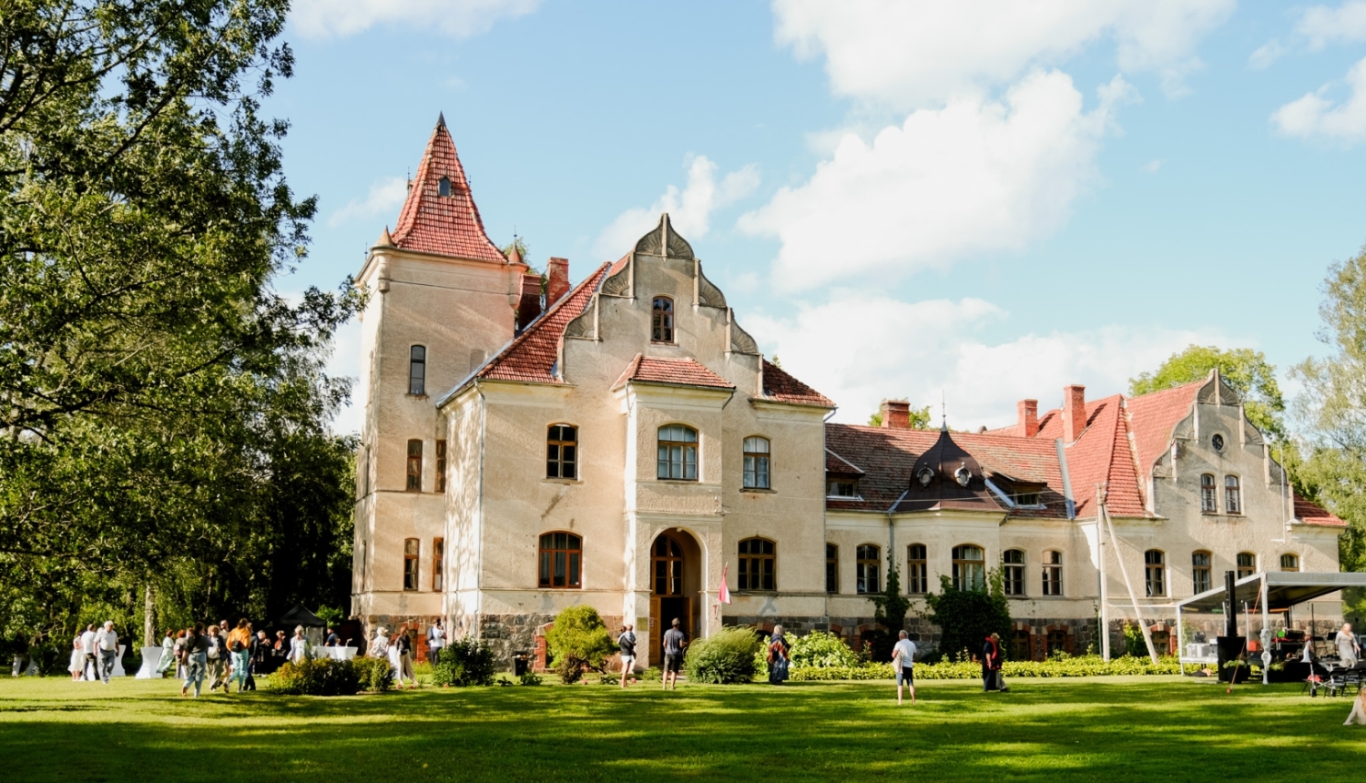 foto ar mēru muižu
