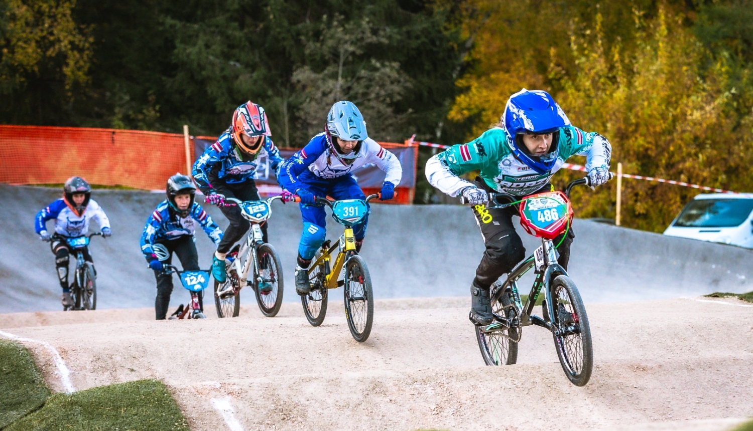 foto ar bmx braucējiem trasē 