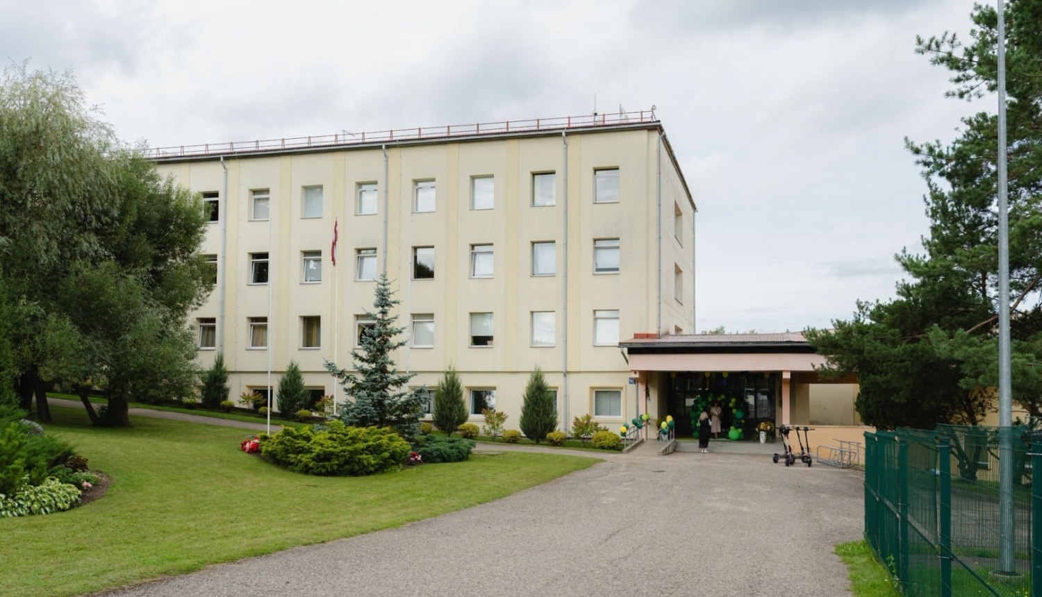 foto ar smiltenes vidusskolas ēku rīgas iela 16c