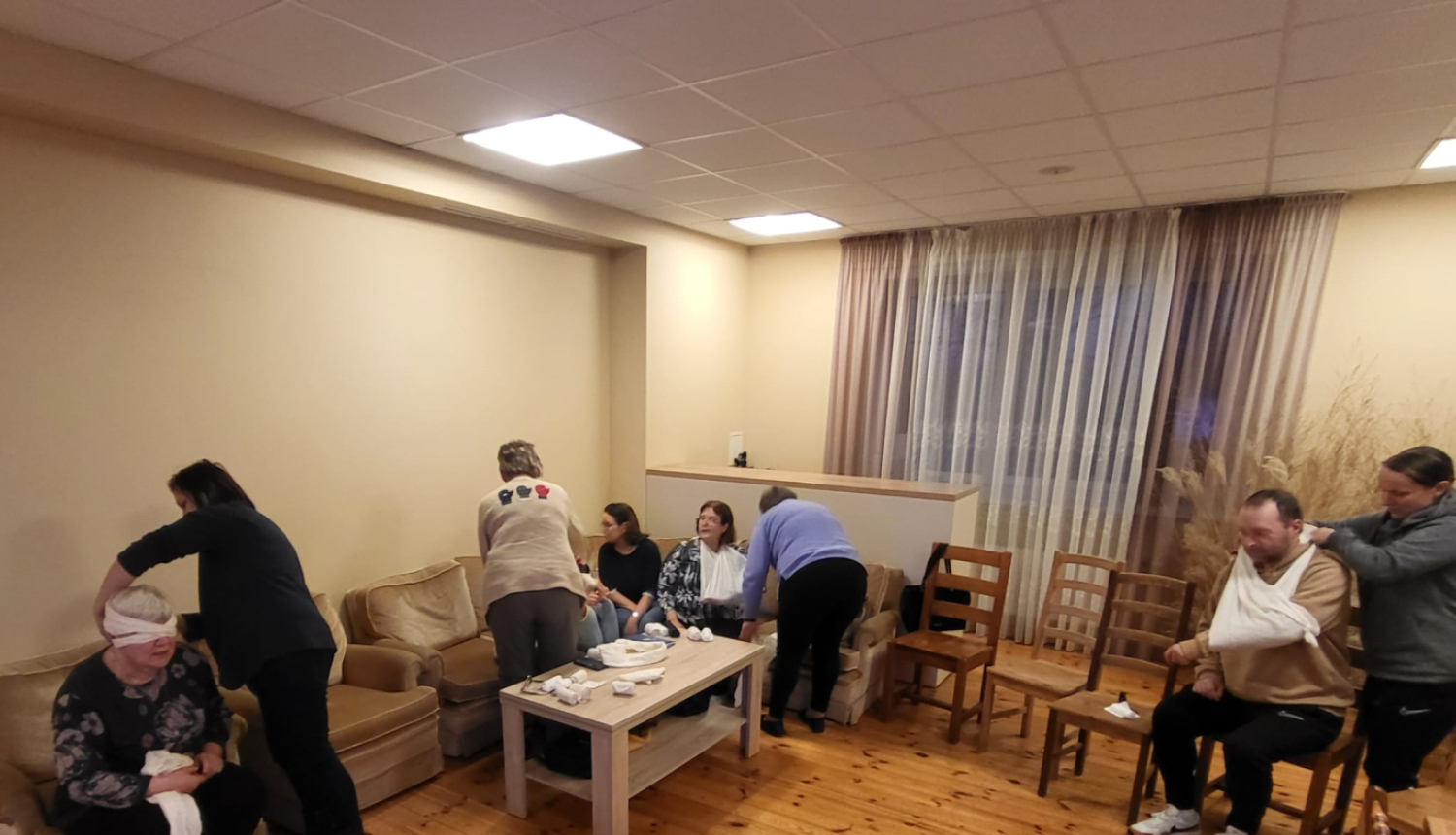 foto pedagogi sniedz pirmo palīdzību 