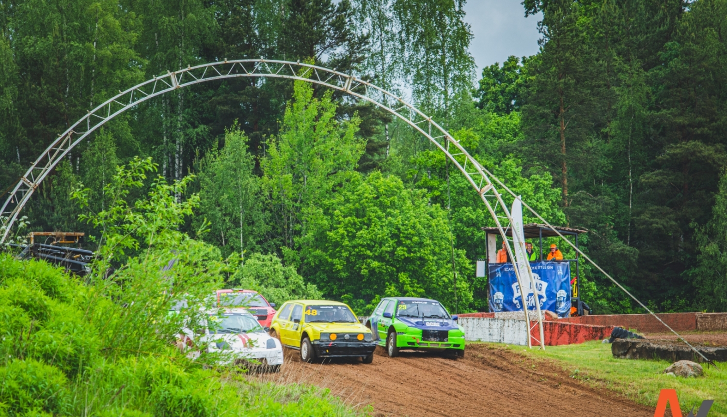 foto ar mašinam rallijā