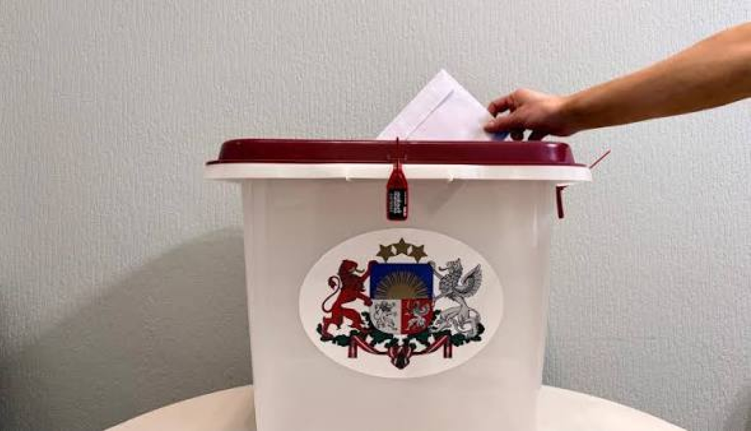 vēlēšanu urna, cilvēks met iekšā aploksni 