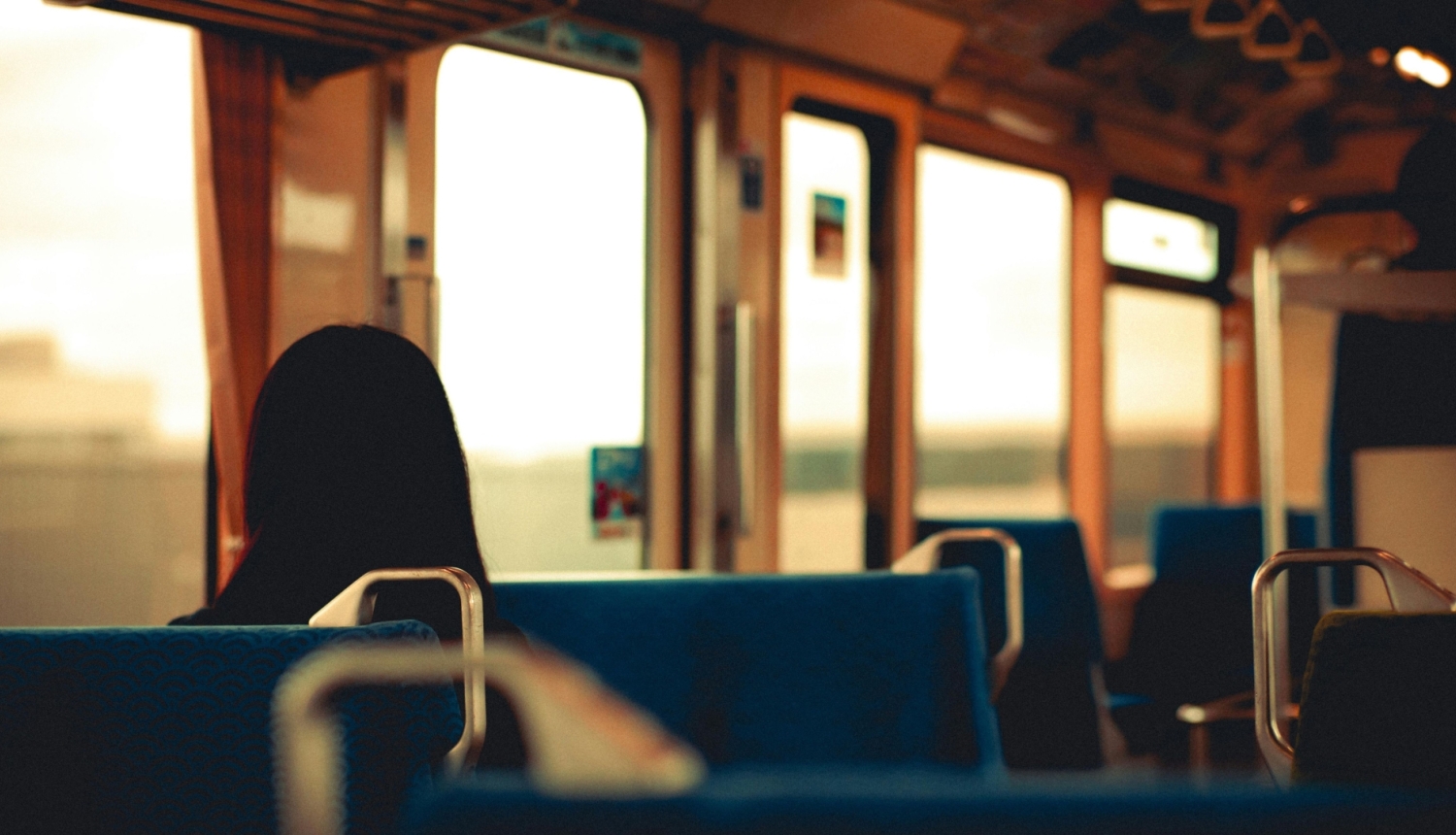 foto ar meiteni kas sēž autobusā