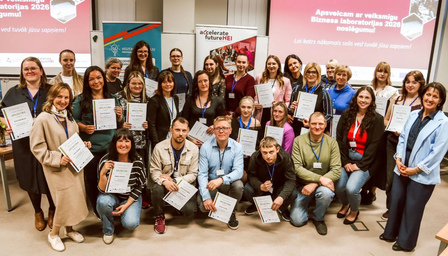 foto ar biznesa laboratorijas dalībniekiem 