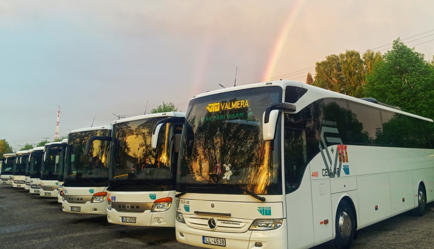 foto ar vtu autobusiem , vairākiem rindā no sāna skata 
