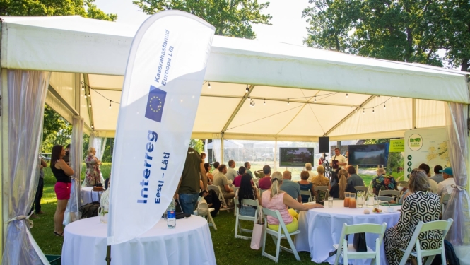 foto ar interreg projekta banneri pie telts