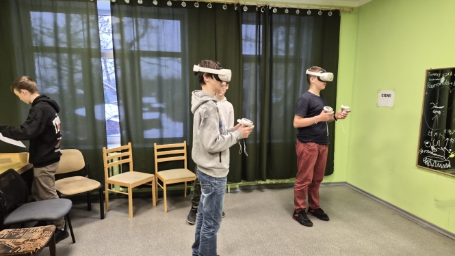 foto ar bērniem lietojot vr brilles