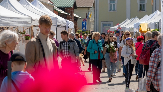 foto ar cilvēkiem, kas iet cauri tirgus zonai 