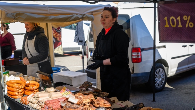 foto ar tirgotāju 