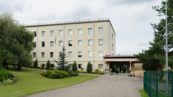 foto ar smiltenes vidusskolas ēku rīgas iela 16c