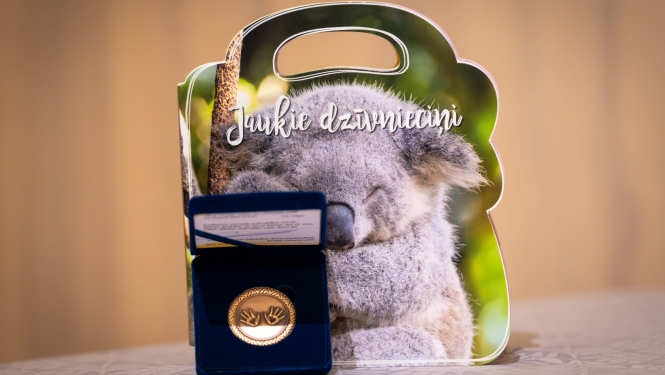 fot ar grāmatiņu un monētu