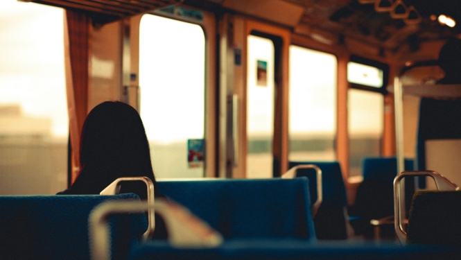 foto ar meiteni kas sēž autobusā