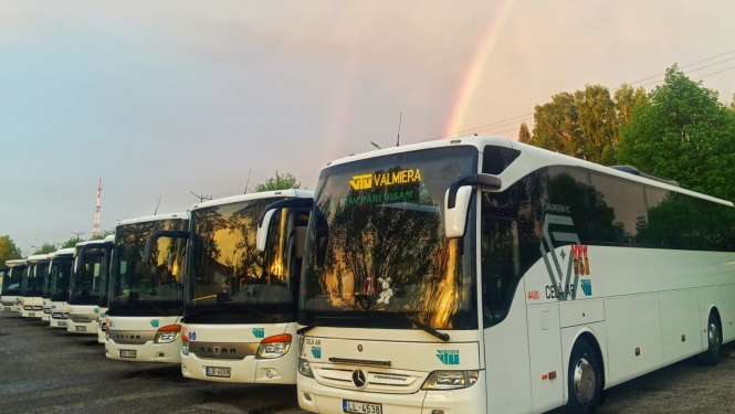 foto ar vtu autobusiem , vairākiem rindā no sāna skata 