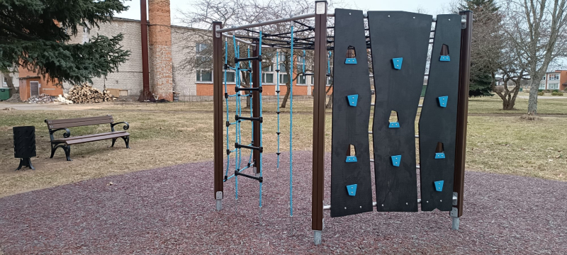 foto ar rotaļu elementu 