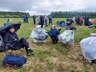 lietus, mantas apklātas ar plēvi, apmācies laiks, tālumā koki