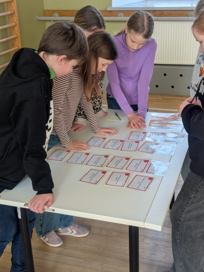 skolēni spēlē spēli