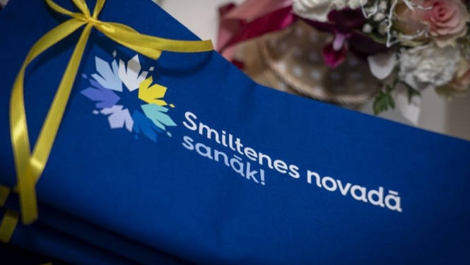 Smiltenes novadā sanāk logo uz zila fona
