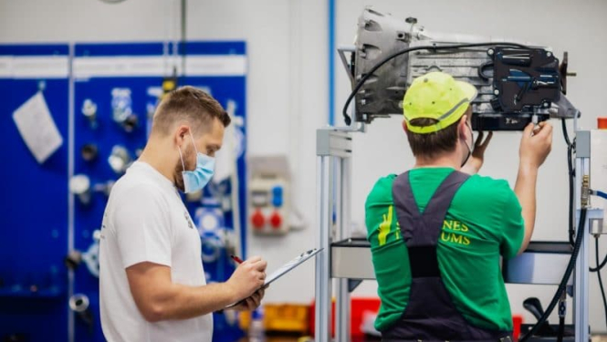 Smiltenes tehnikuma audzēkņi “Young Car Mechanic” finālā