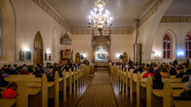 foto ar Smiltenes baznīcas iekšpusi, ejas skats