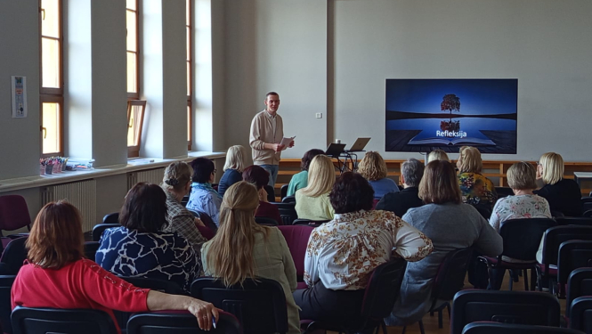 Attela skolotāji kas sēž auditorijā 