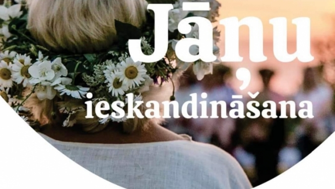 plakāts, sievietes pakausis ar blondiem matiem un jāņu vainagu no mugurpuses