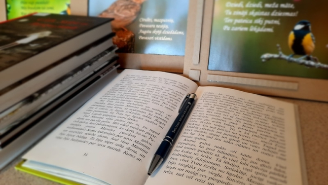 Pavasarīgi grāmatu jaunumi Smiltenes novada bibliotēkās