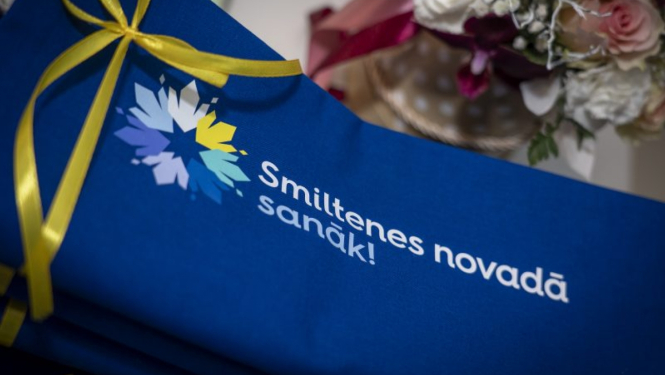 Smiltenes novadā sanāk logo uz zila fona