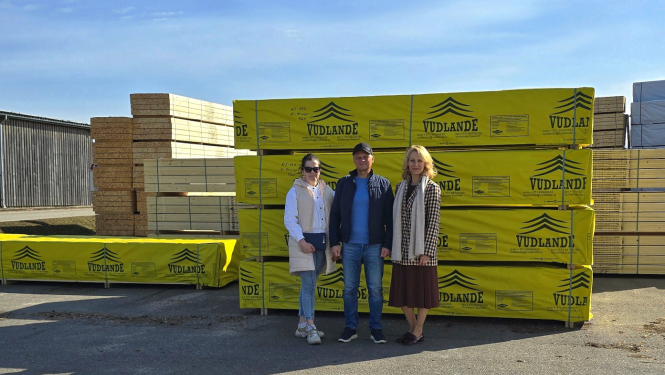 foto ar uzņēmējdarvbības un tūrisma nodaļas vadītāju Santu sinku, SIA "Vudlane" priekšsēdētaju, LIAA Vidzemes reģina vadītāja Inese Džarcāne 
