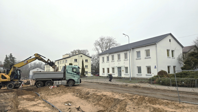 foto ar Pils ielu un būvniecības procesu