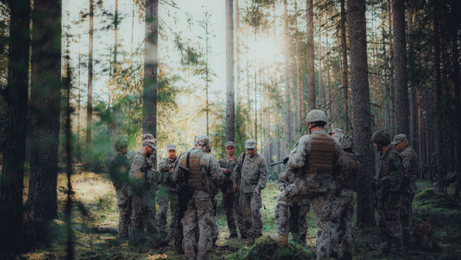foto ar armijniekiem mežā